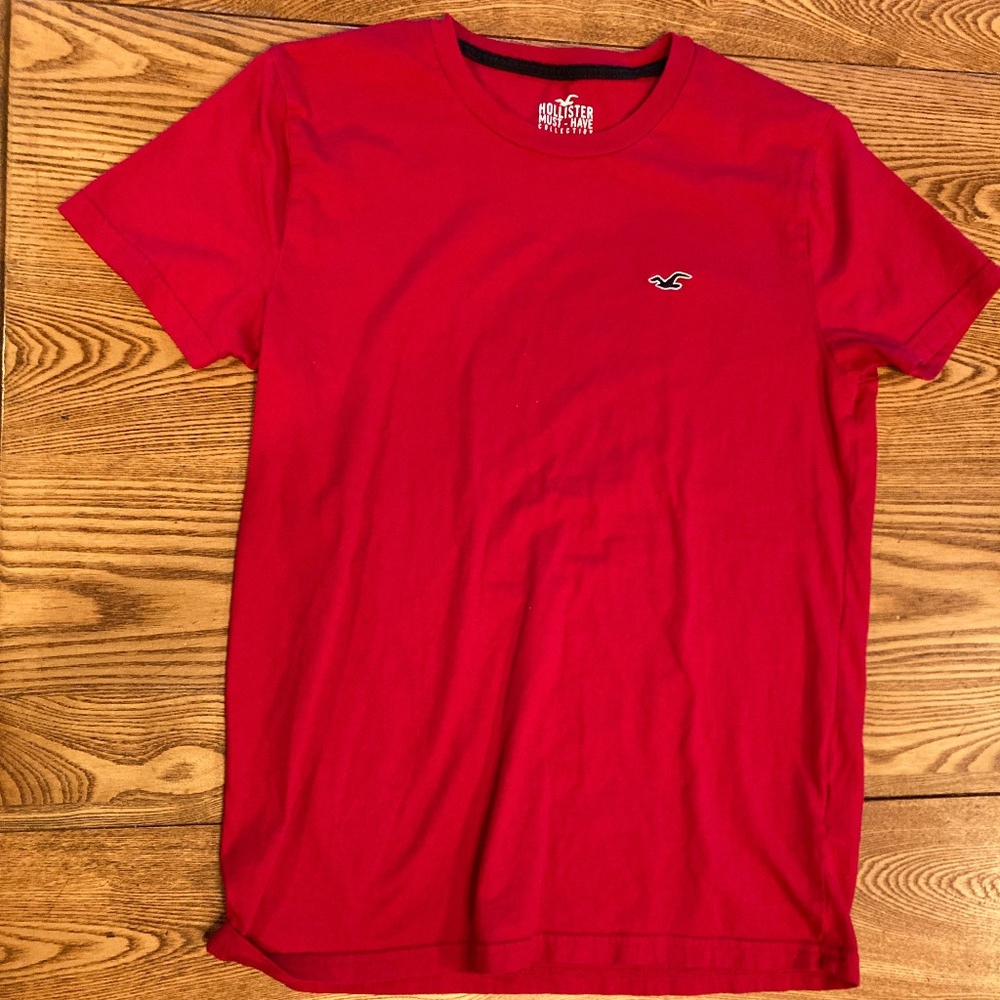 Red Short-Sleeved Hollister T-Shirt Size Adult S Hollister